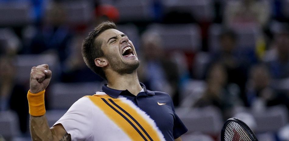 Borna Coric hace un gesto de emoción cuando cristalizó su triunfo sobre Roger Federer.