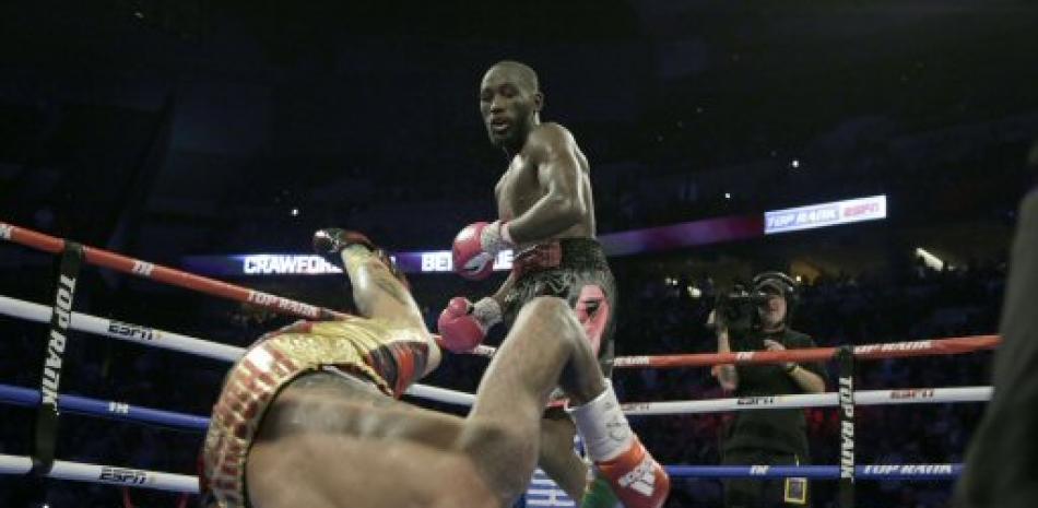 Terence Crawford al momento de enviar a José Benavides a la lona en el combate en que retuvo su cetro welter