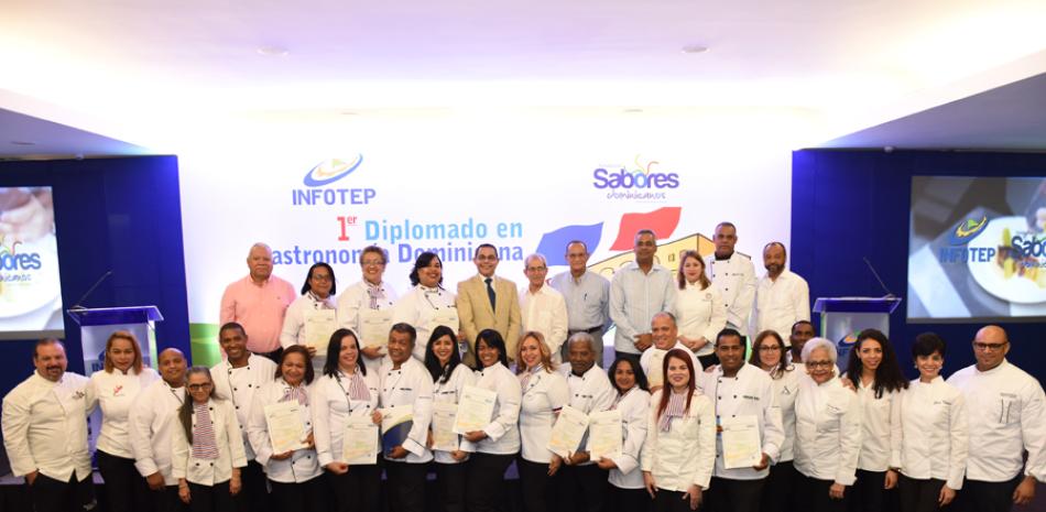Graduación. Los graduandos posan junto a las autoridades del Infotep y la Fundación Sabores Dominicanos, además de los chef instructores.