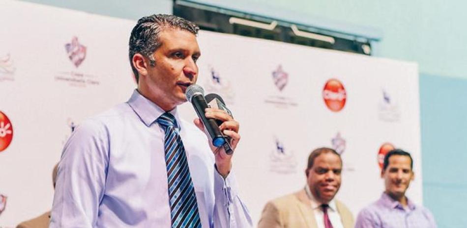 Shariff Quiñonez habla durante la conferencia en que se anunció la Copa Claro.
