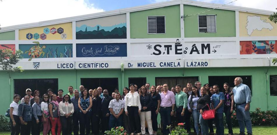 Diplmado. participantes de diferentes áreas en el liceo Científico de la provincia Hermanas Mirabal.