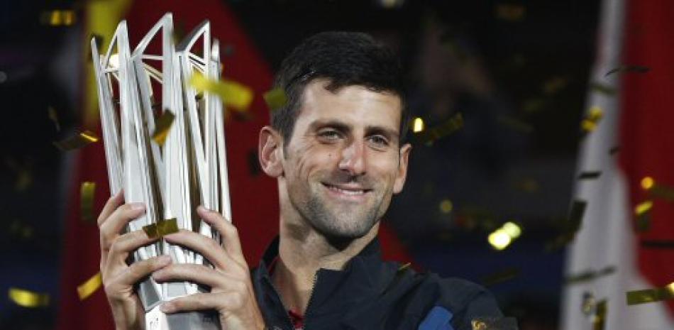 Novak Djokovic exhibe el trofeo de campeón conquistado en Shanghai