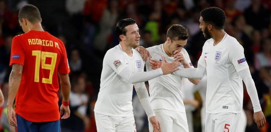 Los jugadores de Inglaterra celebran el tercer gol en el partido ante España de la fase de grupos de La Liga de las Naciones de la UEFA que ambas selecciones nacionales juegan esta noche en el estadio Benito Villamarín de Sevilla