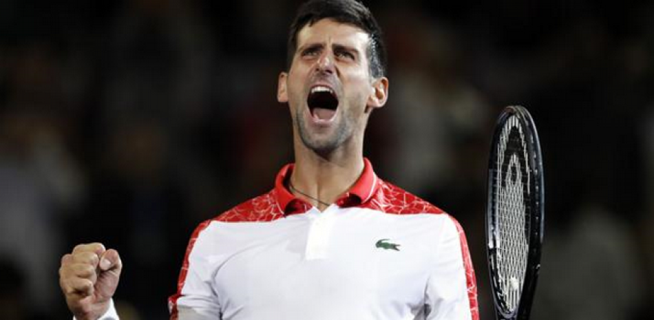 Novak Jokovic hace un gesto de emoción tras superar el domingo a Borna Coric en la final del Abierto de Shangái.