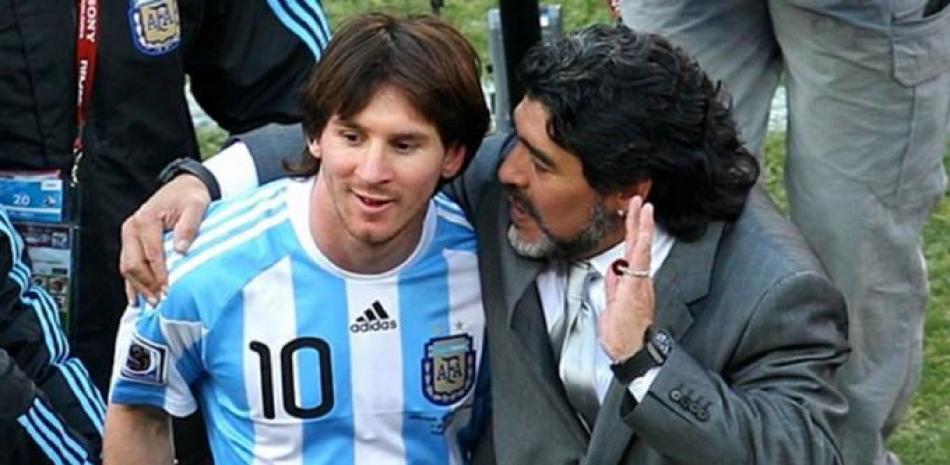 Diego Maradona abraza a Lionel Messi en los tiempos que dirigió la selección Argentina.