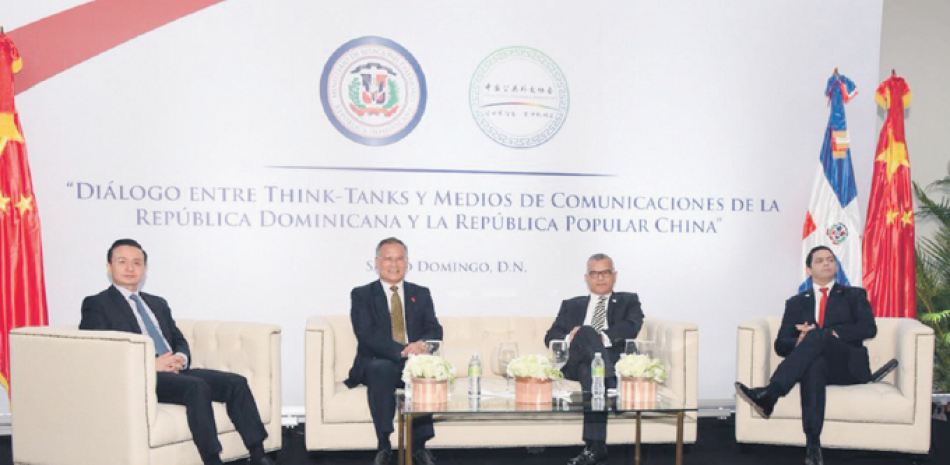 Reunión. Autoridades de China y República Dominicana.