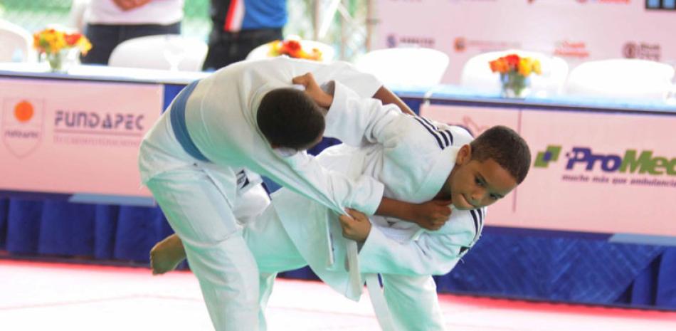 Una de los combates de judo del torneo que tiene lugar en el club Deportivo Naco, en el marco del 60 aniversario de esa entidad.