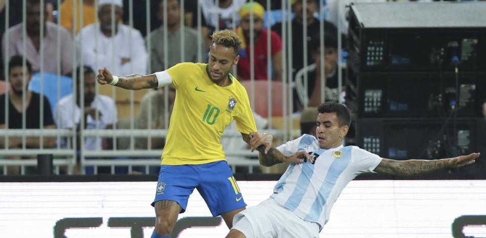 Neymar, la estrella de Brasil, disputa el control del balón con Ángel Correa, de Argentina.