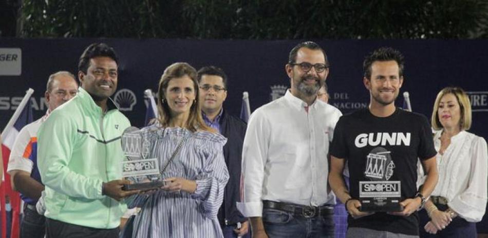 Campeones. Ligia y José Miguel Bonetti Du-Breil premian a Leander Paes y Miguel Ángel Reyes-Varela, campeones de dobles del torneo de tenis challenger Santo Domingo Open.