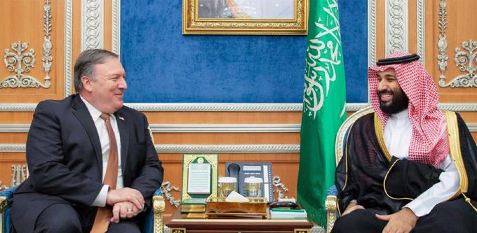 Visita. El secretario de Estado estadounidense, Mike Pompeo, junto al príncipe heredero saudí, Mohamed bin Salman, ayer en Riad.