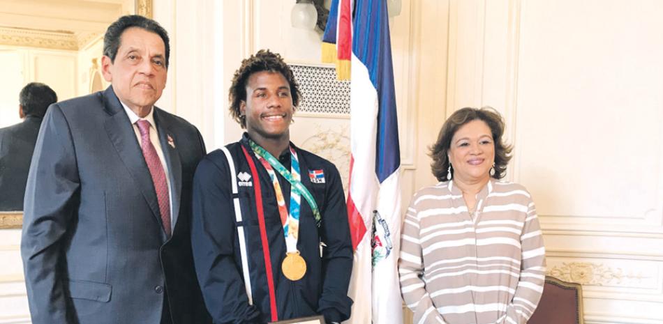 El doctor César Pina Toribio, embajador dominicano en Argentina; el atleta Deuri Corniel, medallista de oro en vela, y la señora Marìa Villa de Pina.