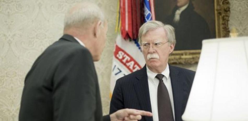 Los asesores John Kelly (izq.) y John Bolton (der.) intercambiaron en la Casa Blanca. Según medios locales, el presidente de Estados Unidos, Donald Trump, estuvo presente al comienzo del enfrentamiento. (Foto: AP)