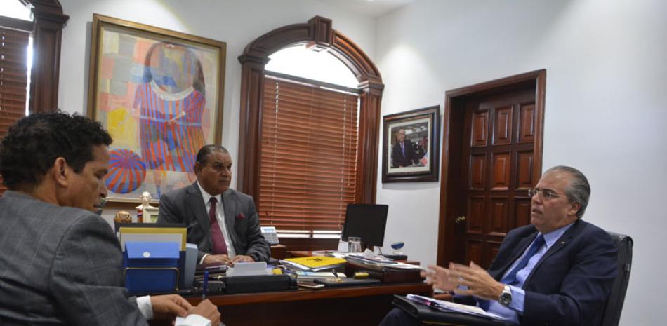 Visita. El embajador de Cuba en el país, Carlos De la Nuez, visitó el Listín Diario, y fue recibido por su director, Miguel Franjul.