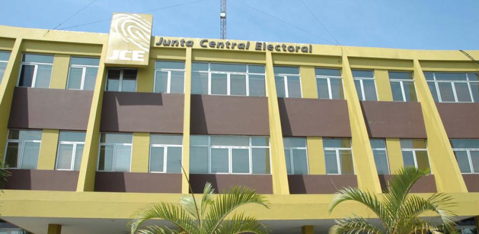 Preparación. La Junta Central Electoral realiza los preparativos para la organización de los comicios.