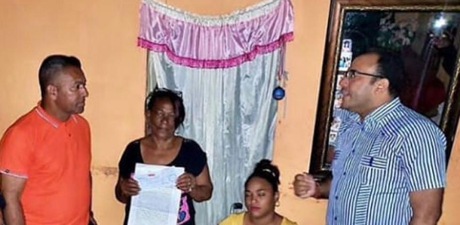 Resuelto. Petronila Romero y su nieta, Johana Martialis Moreta, junto a Salvador Holguín, quien llevó alegría a esta familia recuperándole su casa.