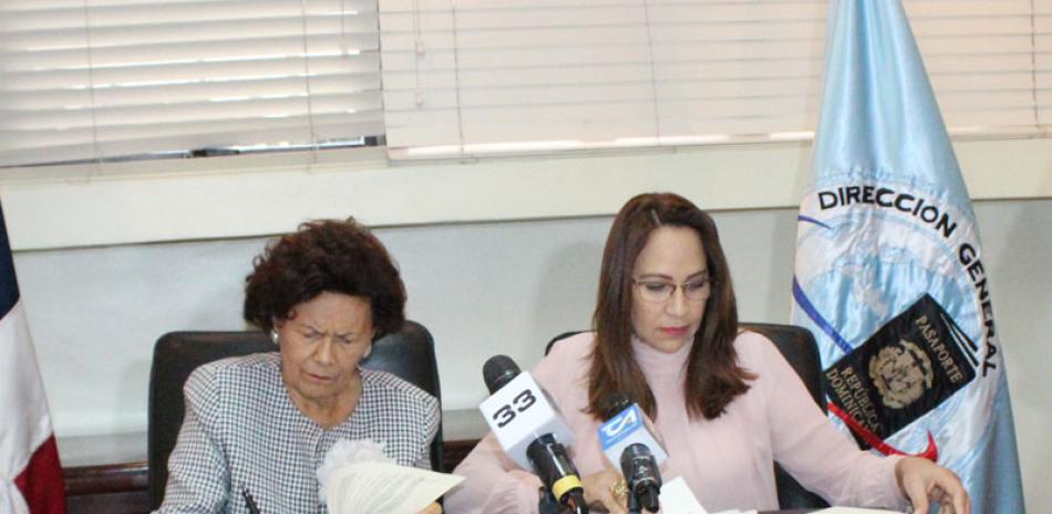 Convenio. La Defensora del Pueblo, Zoila Martínez, y la directora de Pasaportes, Aura Toribio, firmaron el acuerdo.