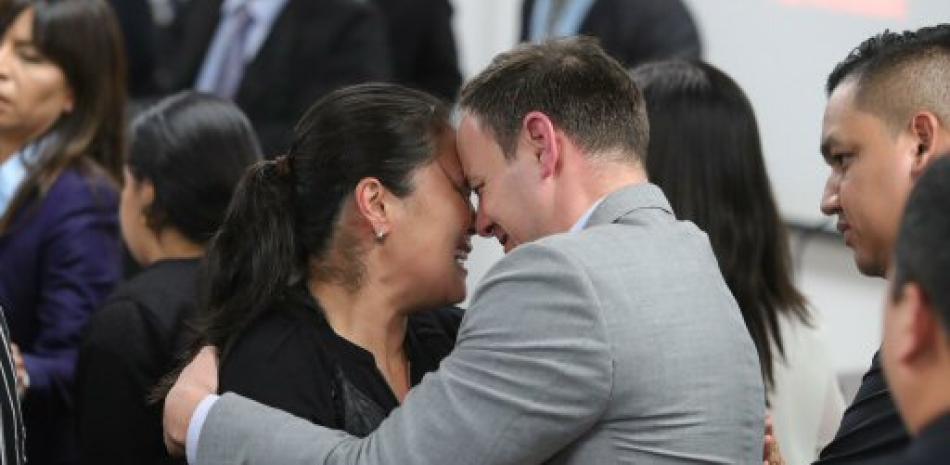 Keiko Fujimori abraza a su esposo Mark Villanella hoy, miércoles 17 de octubre de 2018, luego de que fuera ordenada su liberación, en Lima (Perú).