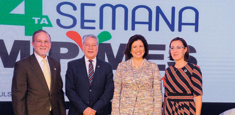 Acto. Ignacio Méndez, Nelson Toca Simó, ministro de Industria y Comercio, Margarita Cedeño de Fernández, y Luciana Mermet.