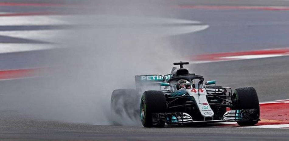 Lewis Hamilton mientras entrenaba en el mojado circuito de Austin.