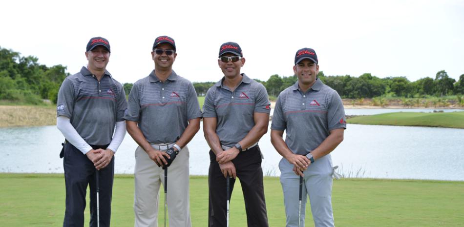 Los golfistas Gary de Peña, Héctor Bretón, Radhames Guillermo y Guido Rosario, en un aparte del de Golf de la Asociación Dominicana de Constructores y Promotores de Viviendas (Acoprovi).