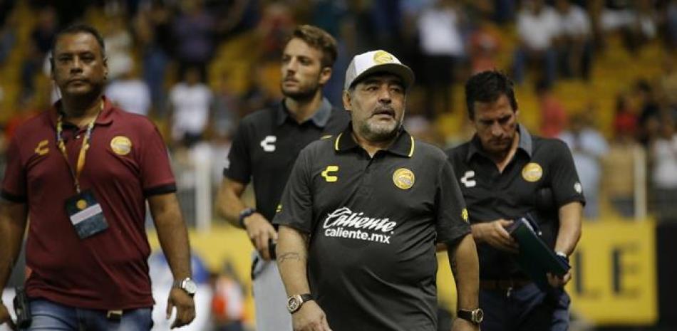 Diego Maradona, tÃ©cnico de Dorados de Sinaloa, ingresa a la cancha para el partido contra Cafetaleros por la segunda división del fútbol mexicano, en Culiacán.