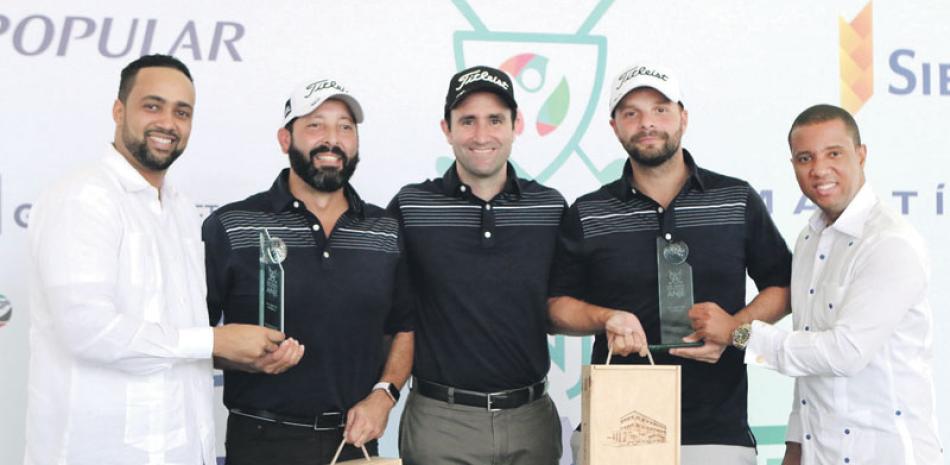 Los golfistas Franco Schiffino y Miguel Ramos, ganadores de la categoría A del clásico de golf de la Asociación Nacional de Jóvenes Empresarios (ANJE).