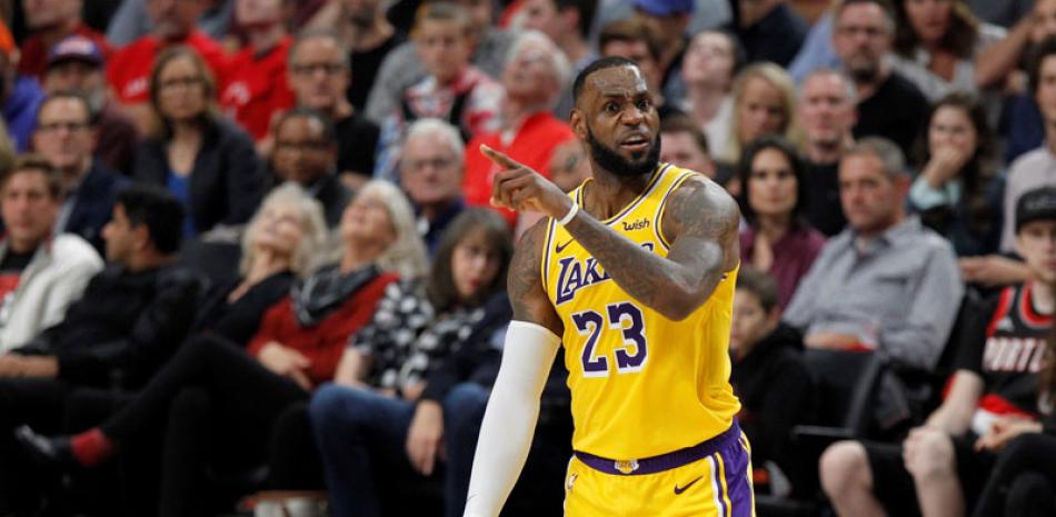 LeBron James, de los Lakers, vocifera a un compañero durante el
partido frente a los Trail Blazers de Portland, el jueves por la noche.