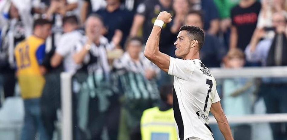 Cristiano Ronaldo, del Juventus, celebra tras marcar un gol en el partido que quedó empatado a uno con el Genoa en la Serie A de Italia.