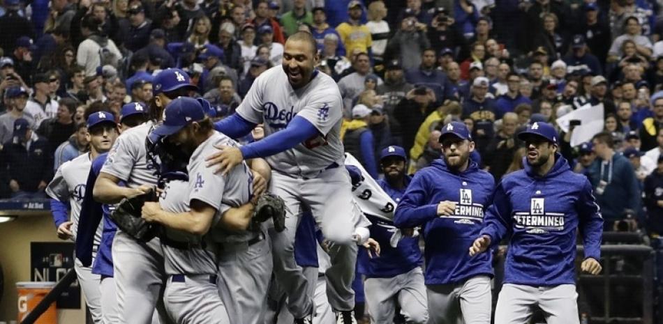 Jugadores de los Dodgers celebran luego de derrotar a los Cerveceros de Milwaukee y avanzar a la Serie Mundial por segunda vez seguida.