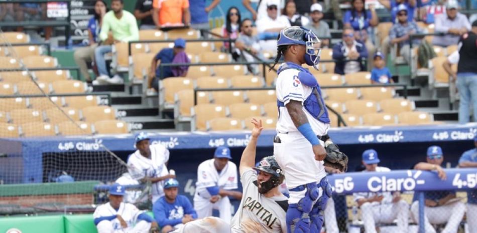 Jack Mayfield, de los Leones del Escogido, anota la carrera ganadora en el partido de este domingo ante los Tigres del LIcey y que había sido detenido hace una semana.