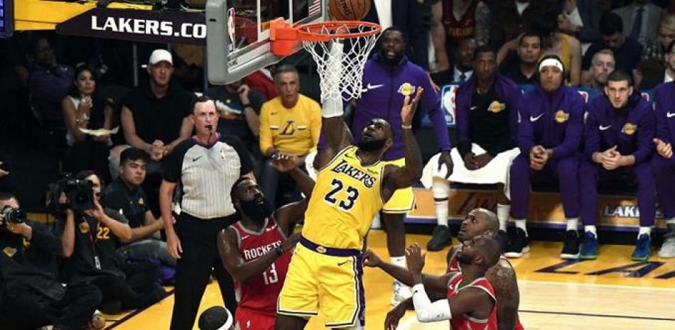 LeBron James anotó 24 puntos, pero no pudo evitar la derrota de los Lakers en su debut en Los Angeles.