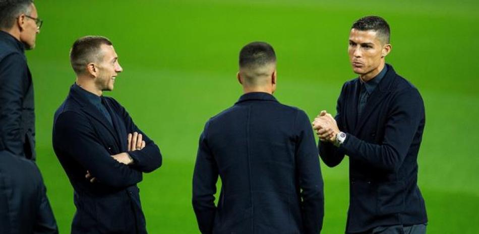 Cristiano Ronaldo, delantero portugués de la Juventus, participa junto a su equipo en la vuelta de reconocimiento al campo en Manchester, Reino Unido,, en la víspera de su encuentro ante el Manchester United.