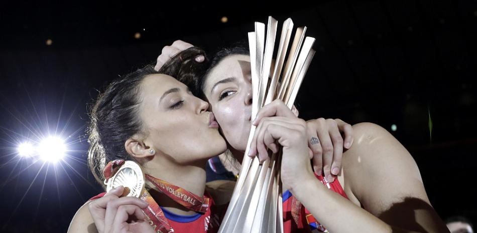 Tijana Boskovic (R) y Stefana Veljkovic (L), de Serbia, besan el trofeo de campeón tras vencer a Italia.