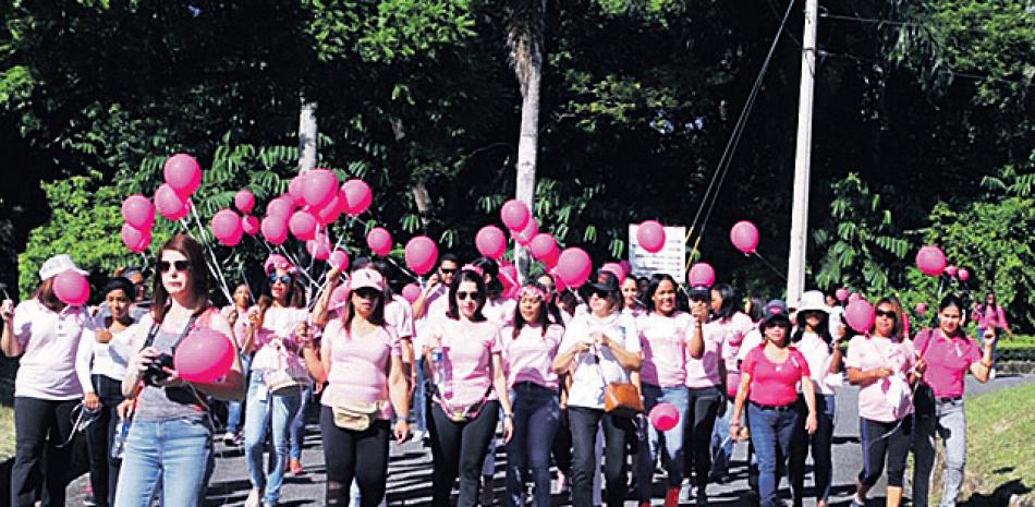 Al llegar a la meta los caminantes elevaron globos rosados.