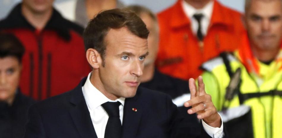 El presidente francés, Emmanuel Macron, pronuncia un discurso luego de reunirse con residentes locales, funcionarios y servicios de emergencia durante una visita a las víctimas de las inundaciones causadas por fuertes lluvias en Villalier, Francia.