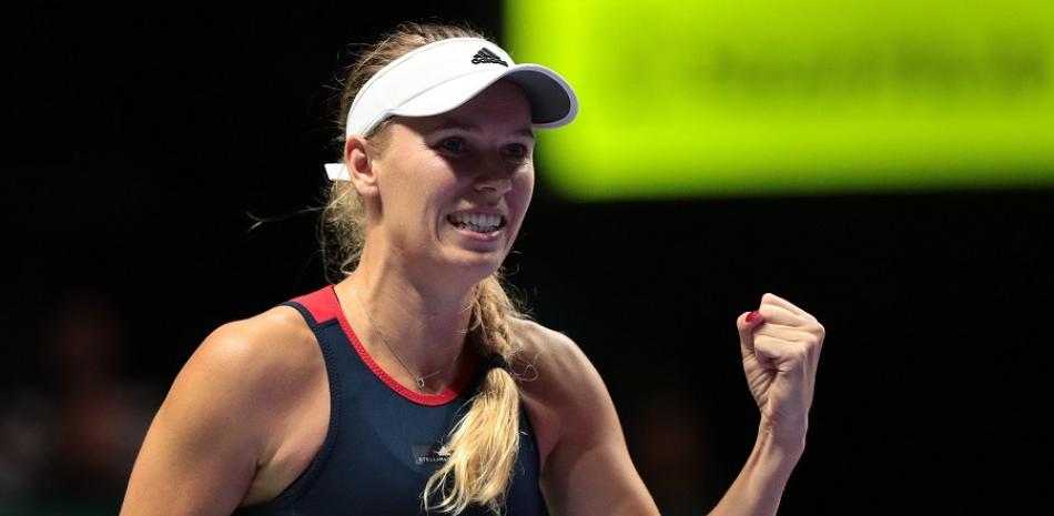 La tenista danesa Caroline Wozniacki celebra su victoria ante lacheca Petra Kvitova durante las Finales WTA de Singapur.