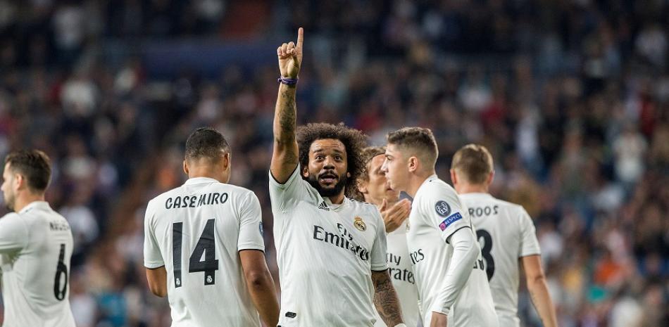 El brasieño Marcelo saluda a la concurrencia luego de anotar su importante gol para el Real Madrid.