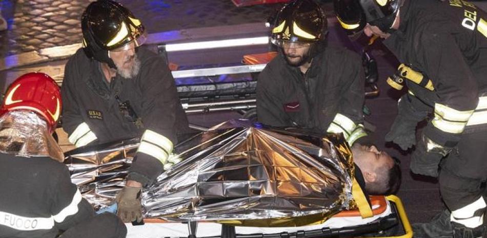 Miembros de los servicios de emergencia italianos atienden a varios heridos tras un accidente en la estación de metro de Repúbblica, en Roma, Italia.