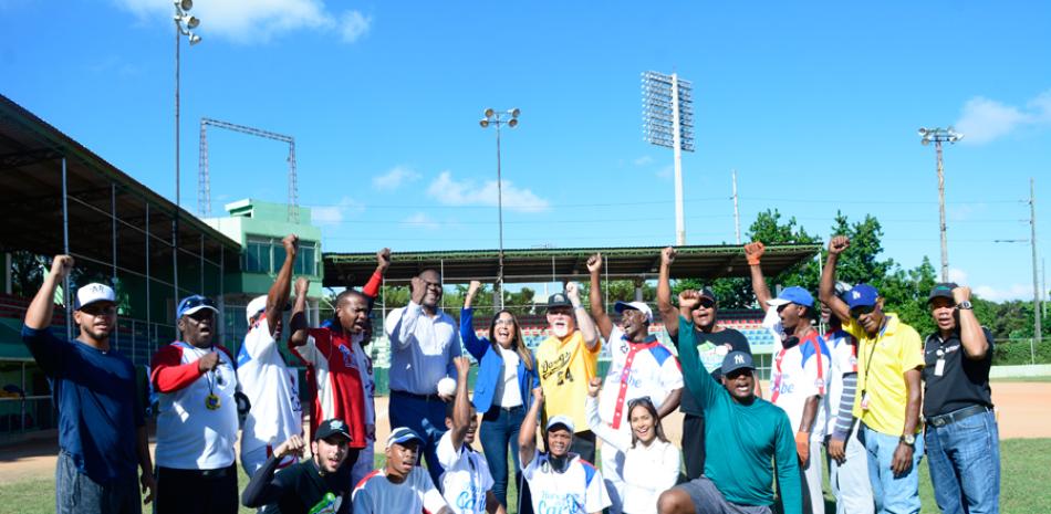 Francina Hungría junto al viceministro de Deportes, Soterio Ramírez, junto a parte de los integrantes de los equipos que participan en el Beep Beisbol.