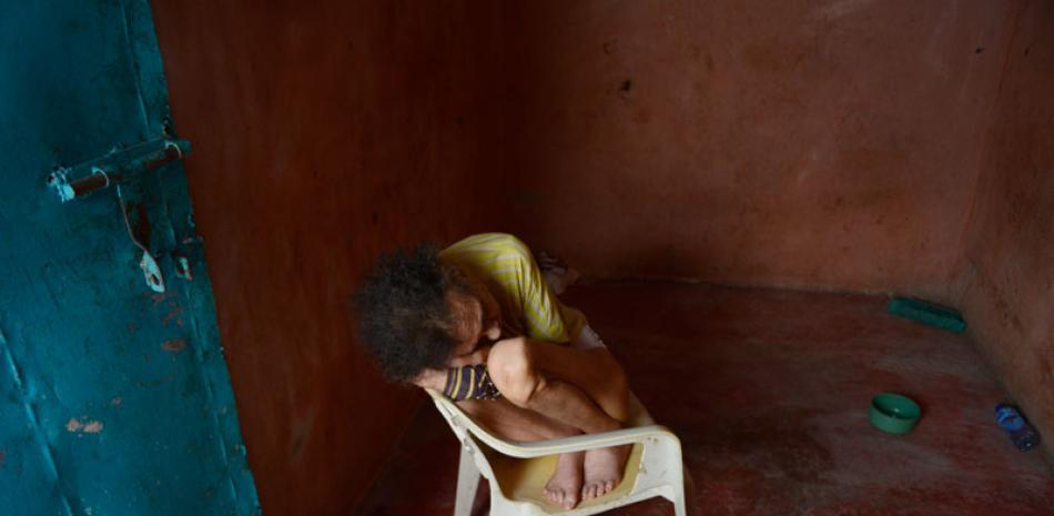 Desprotegida. La anciana Rivera lleva un año abandonada por un hijo en una habitación y una silla es su cama donde se queja cada día. Foto: Jorge Cruz