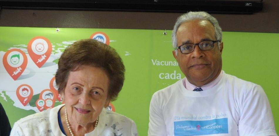 Mary Pérez viuda Marranzini y su hijo Celso Marranzini cuando recibían un reconocimiento por los aportes de la Asociación Dominicana de Rehabilitación en la lucha contra la polio.