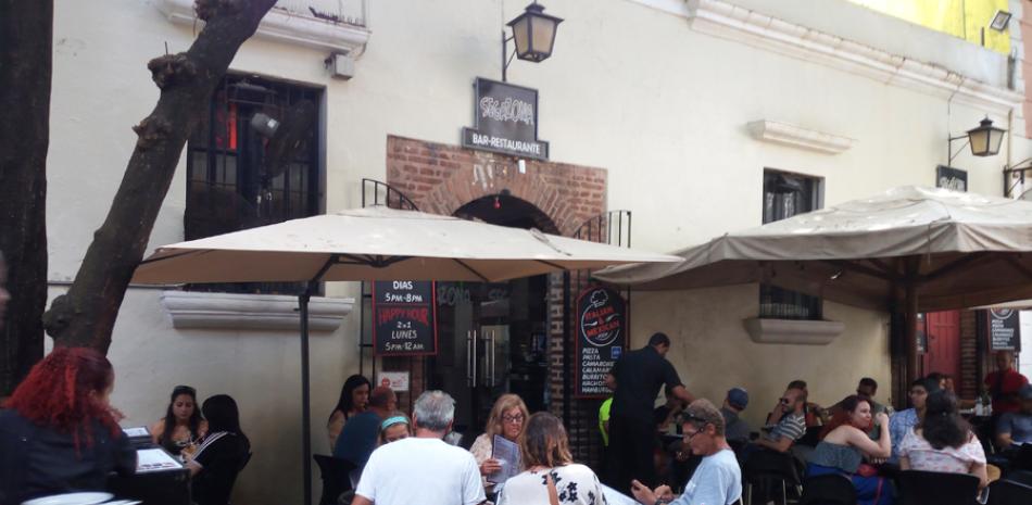 Bar-Restaurante. En la calle El Conde el Segazona atrae a nativos y a turistas.