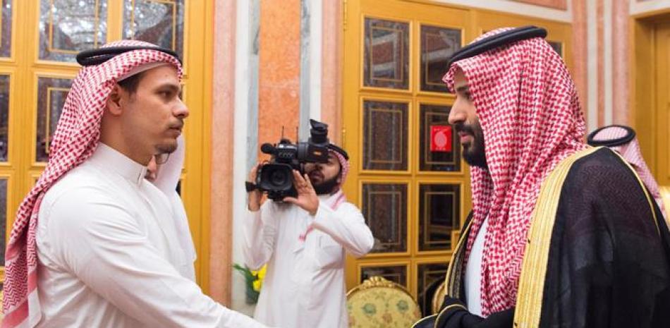 Condolencias. El príncipe heredero de Arabia Saudí, Mohamed bin Salman (derecha), saluda a Salah bin Jamal Khashoggi, uno de los hijos del periodista saudí Jamal Khashoggi, a quien ofreció ayer sus “condolencias”.