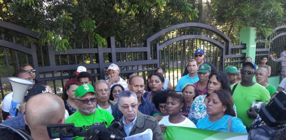 Fallo. Manuel Jiménez, uno de los activistas que se opuso a la construcción, lee la sentencia que la paraliza.