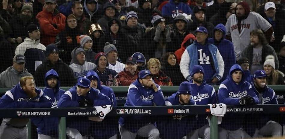 Los jugadores de los Dodgers de Los Ãngeles observan el noveno inning del segundo juego de la Serie Mundial contra los Medias Rojas de Boston desde su dugout en el Fenway Park.