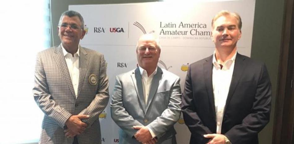 Mark Lawrie, al centro Director de Golf para el Caribe junto a Rafael Villalona, presidente de Fedogolf y Jayson Kicer, ejecutivo de Casa de Campo.