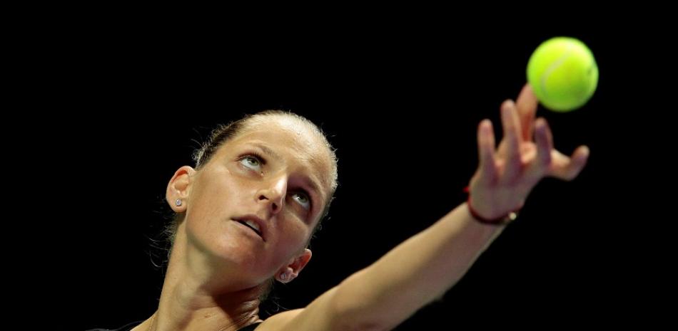 Karoline Pliskova, de la República Checa, se apresta a ejecutar un servicio durante su "match" con su compatriota Petra Kvitova.