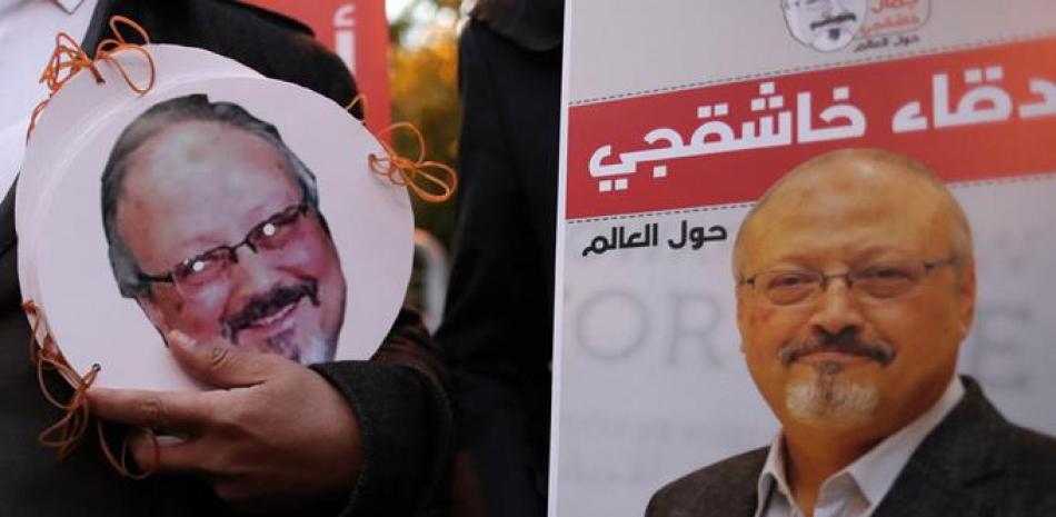Personas muestran imágenes de Jamal Khashoggi durante una manifestación frente al consulado de Arabia Saudí en Estabul, Turquía, hoy, 25 de octubre de 2018.