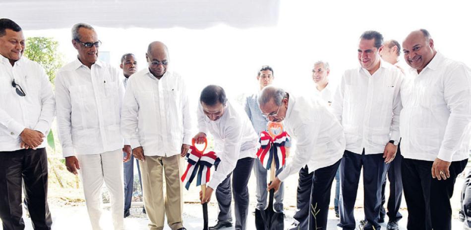 Inicio. El presidente Danilo Medina junto a funcionarios, inversionistas y empresarios deja iniciada la construcción del proyecto.