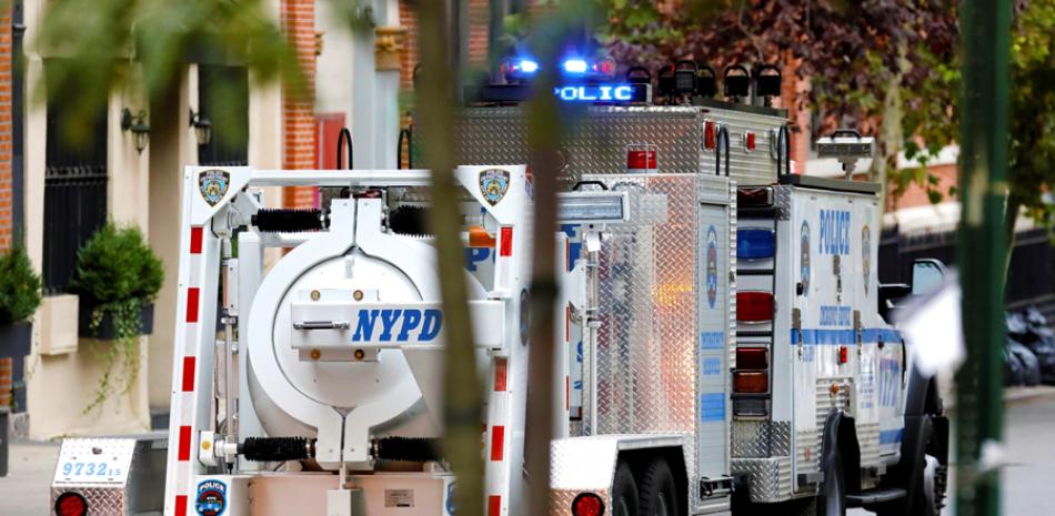 Un vehículo de la policía de Nueva York (NYPD) transporta un aparato explosivo encontrado en el exterior de una oficina postal, en Nueva York, Estados Unidos, hoy, 26 de octubre de 2018. EFE/ Peter Foley
